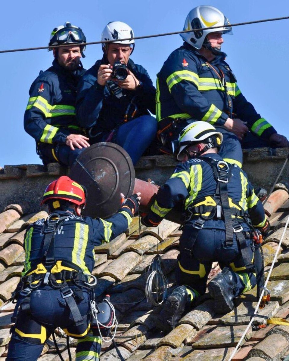 romereportsesp's tweet image. Todo casi listo para el cónclave⏳la chimenea de donde saldrá la fumata blanca ha sido instalada 

📸Vatican Media
