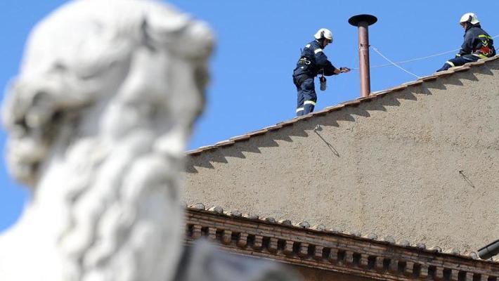 romereportsesp's tweet image. Todo casi listo para el cónclave⏳la chimenea de donde saldrá la fumata blanca ha sido instalada 

📸Vatican Media