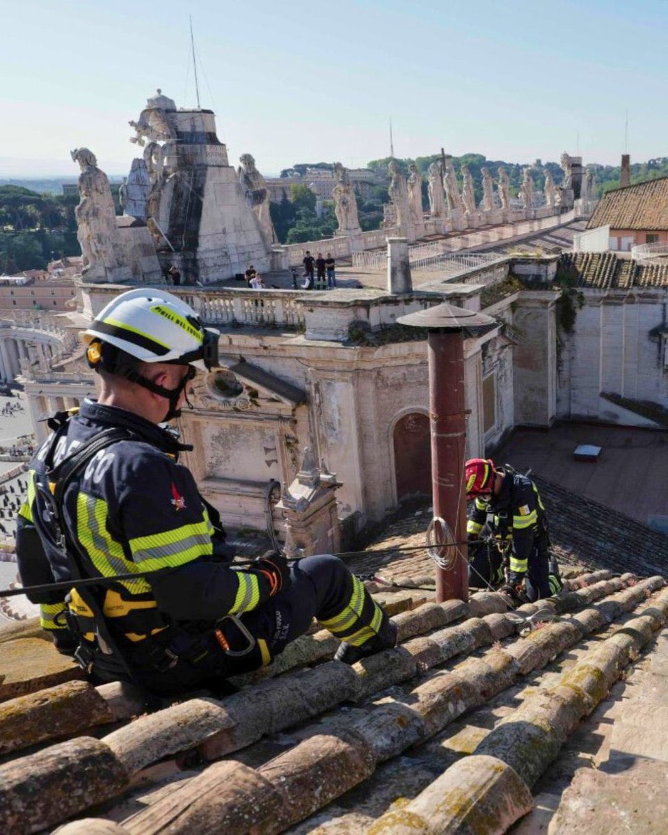 romereportsesp's tweet image. Todo casi listo para el cónclave⏳la chimenea de donde saldrá la fumata blanca ha sido instalada 

📸Vatican Media