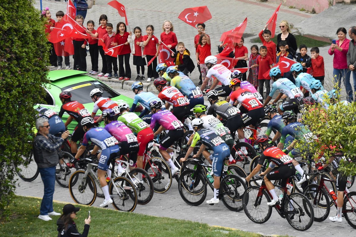 #TUR2025 🇹🇷

✅ Vuelve la competición a Turquía, hoy sin la lluvia de días previos

Turno para el otro gran final en alto de la carrera en Selçuk 🎢

📷 <a href="/SprintCycling/">SprintCycling</a>