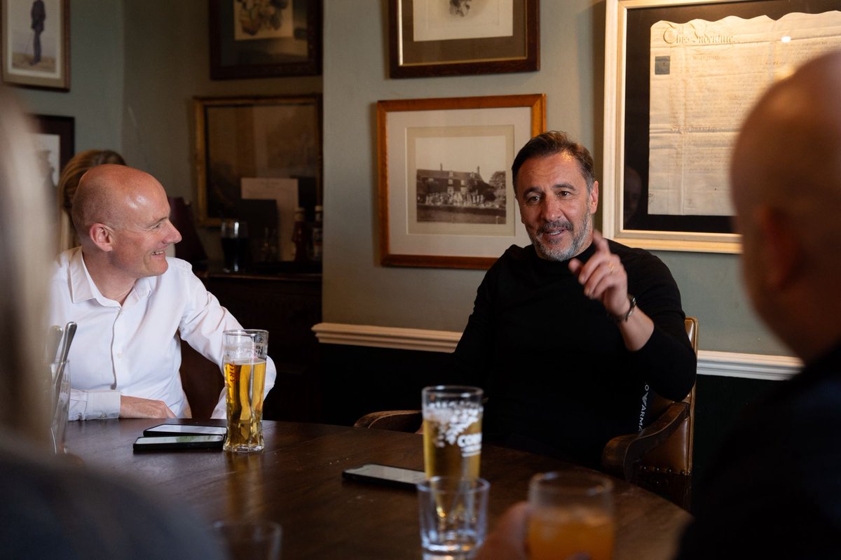 'When I go to the pub, I like the beer but I go to be with the people." My feature for <a href="/TheSunFootball/">The Sun Football ⚽</a> with <a href="/Wolves/">Wolves</a> boss Vitor Pereira: thesun.co.uk/sport/34750205…