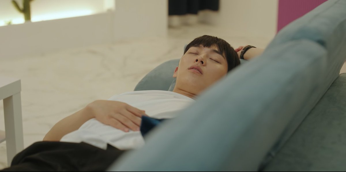 sojabi's tweet photo. 연시은 혼자 거의 신세계찍고있는데  안수호 뽀용파티룸에서 피자처먹고 혈당스파이크와서 푸데푸데처자고있는거 존나웃기네 미친놈  아 https://t.co/eNYqd5PmUU