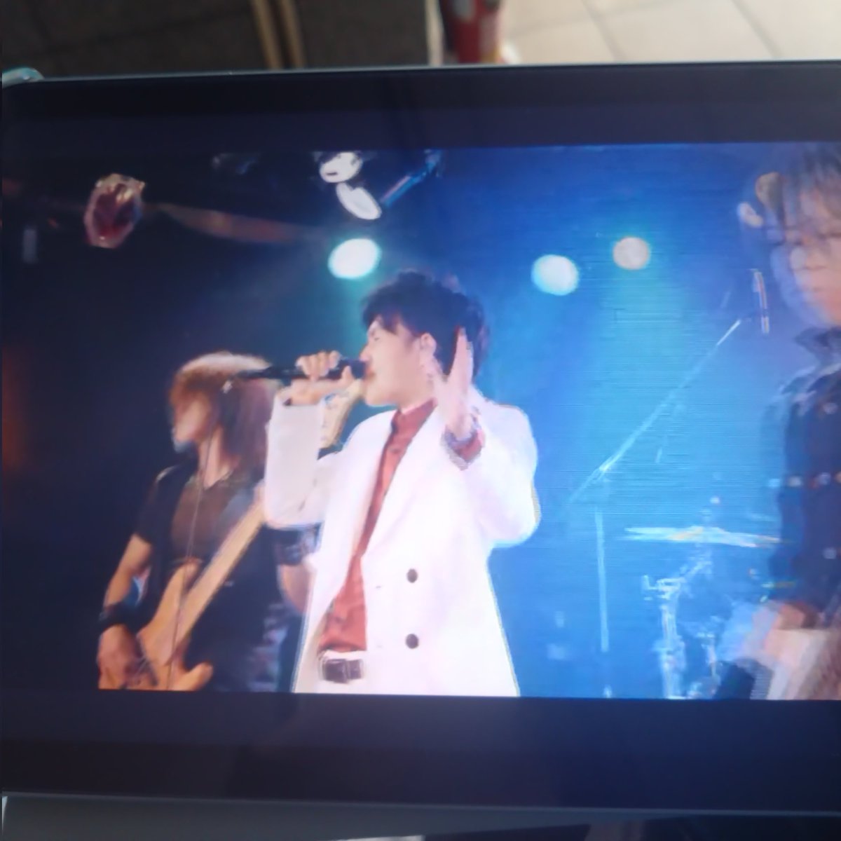 daisuki_anime_4's tweet photo. いつも朝コーヒー屋さんに行く途中でイチゼロのプラネタリーの動画を聴き口ずさみながら歩いてる私!
初めて東京Dreamのライブバージョンを見た
ライブはこんな感じになるんだね😊
#1st0
#LEAくん
#YUHYAさん
#TAKAAKIさん
#Ryoさん
#PLANETARYNEBULA
#東京Dream
#四ツ谷アウトブレイク https://t.co/TZ66IlcyZF