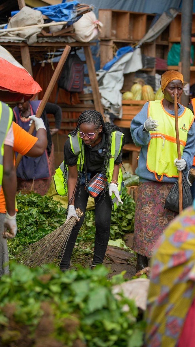 Clean and safe spaces are a right to all young people and we're here to exercise youth power in keeping Natete Market clean.

#BeeraMuyonjo