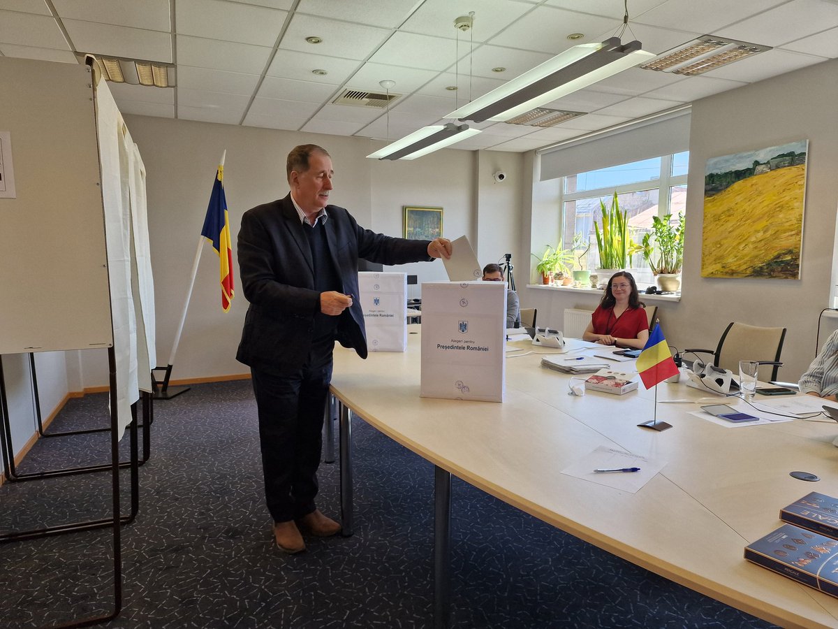 În 🇱🇻, la Riga, secția de votare pentru alegerile prezidențiale este deschisă în sediul Consulatului onorific din Brivibas iela 97 și îi așteaptă pe cetățenii 🇷🇴 cu drept de vot Vineri 2.05, Sâmbătă 3.05 și Duminică 4.05 între orele 07h00 -21h00 (ora locală).