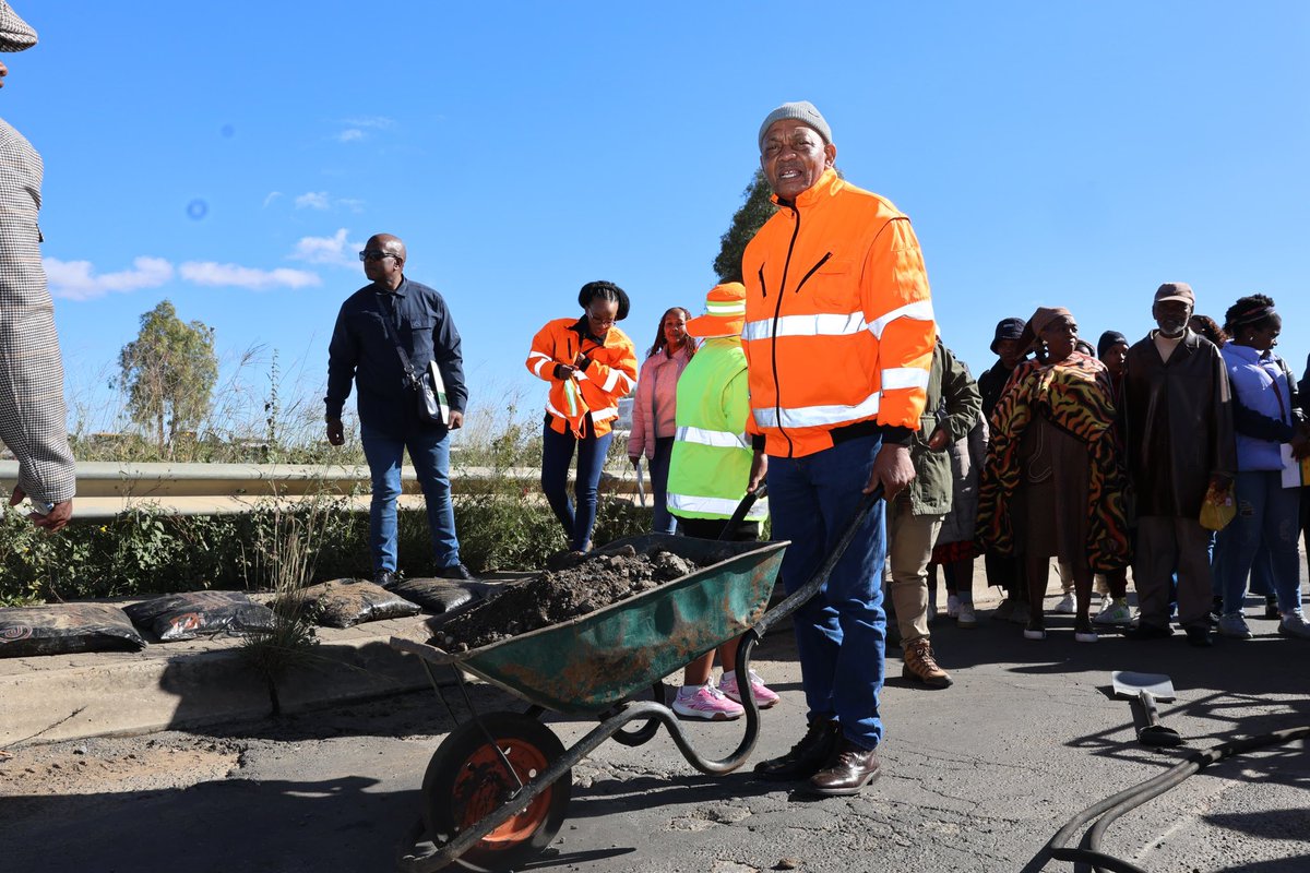 fsgov's tweet image. Road rehabilitation &amp;amp; the clearing of illegal dumping sites are currently underway in Grassland, Bloemfontein. This intervention follows Premier Letsoha-Mathae’s recent visit to the area, where she described the living conditions as “uninhabitable.” #FreedomDay #FreedomInService