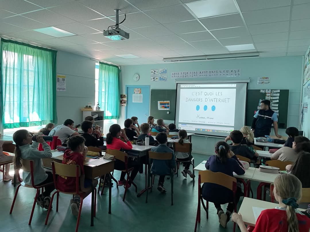 Le 29 avril 2025, les gendarmes de la brigade de MARCILLAC-VALLON ont sensibilisé aux dangers d'internet les élèves de l’école des Prades. Auparavant, les écoliers ont brillamment décroché leur permis « piéton » et leur permis « internet ».
#PourLaPopulationParLeGendarme