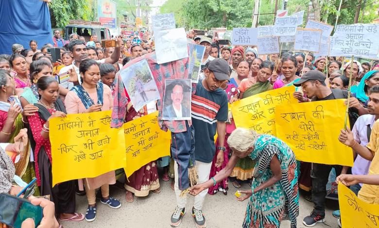 LibTech India (@libtechindia) on Twitter photo झारखंड में राशनकार्ड में सुधार या बदलाव करने की प्रक्रिया में आधार से जुड़े मोबाइल नंबर पर ओटीपी की अनिवार्यता कार्डधारकों के लिए मुख्य बाधा बन गयी है.
इस मुद्दे पर हमारे टीम के सदस्यों के लेख को देखें👉enewsroom.in/aadhar-otp-rat…
✍️ <a href="/SameetPanda/">ସମୀତ Sameet</a>, <a href="/tweetmaniisha/">Manisha Diggi</a>, Vivek Gupta झारखंड में राशनकार्ड में सुधार या बदलाव करने की प्रक्रिया में आधार से जुड़े मोबाइल नंबर पर ओटीपी की अनिवार्यता कार्डधारकों के लिए मुख्य बाधा बन गयी है.
इस मुद्दे पर हमारे टीम के सदस्यों के लेख को देखें👉enewsroom.in/aadhar-otp-rat…
✍️ <a href="/SameetPanda/">ସମୀତ Sameet</a>, <a href="/tweetmaniisha/">Manisha Diggi</a>, Vivek Gupta