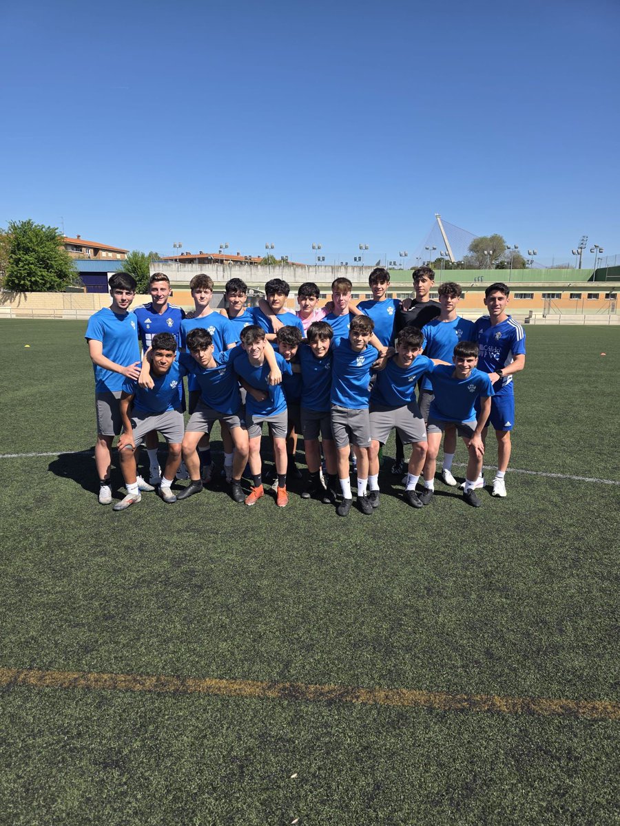 FundacionCFT's tweet photo. Visitas a nuestra cantera ⚽️

Luis, Pitu, Cambra y Edu, jugadores del 1º equipo, han visitado los entrenamientos de cantera de los equipos entrenados por Mariano, Sergio y Juanjo. 💙 https://t.co/KsYTr5Fl0b