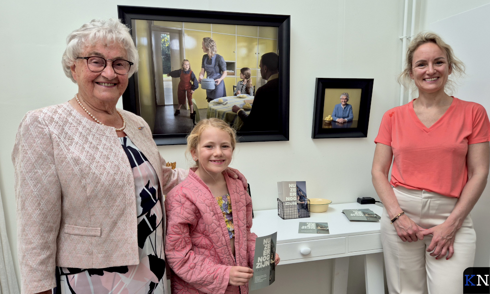 Nieuwste expositie <a href="/Ursfotografie/">Ursula Fotografie</a> <a href="/denicezw/">denice zwiers</a>  ’Nu ze er nog zijn’ verbeeldt persoonlijke oorlogsherinneringen. Lees en kijk op KamperNieuws.nl/nu-ze-er-nog-z….