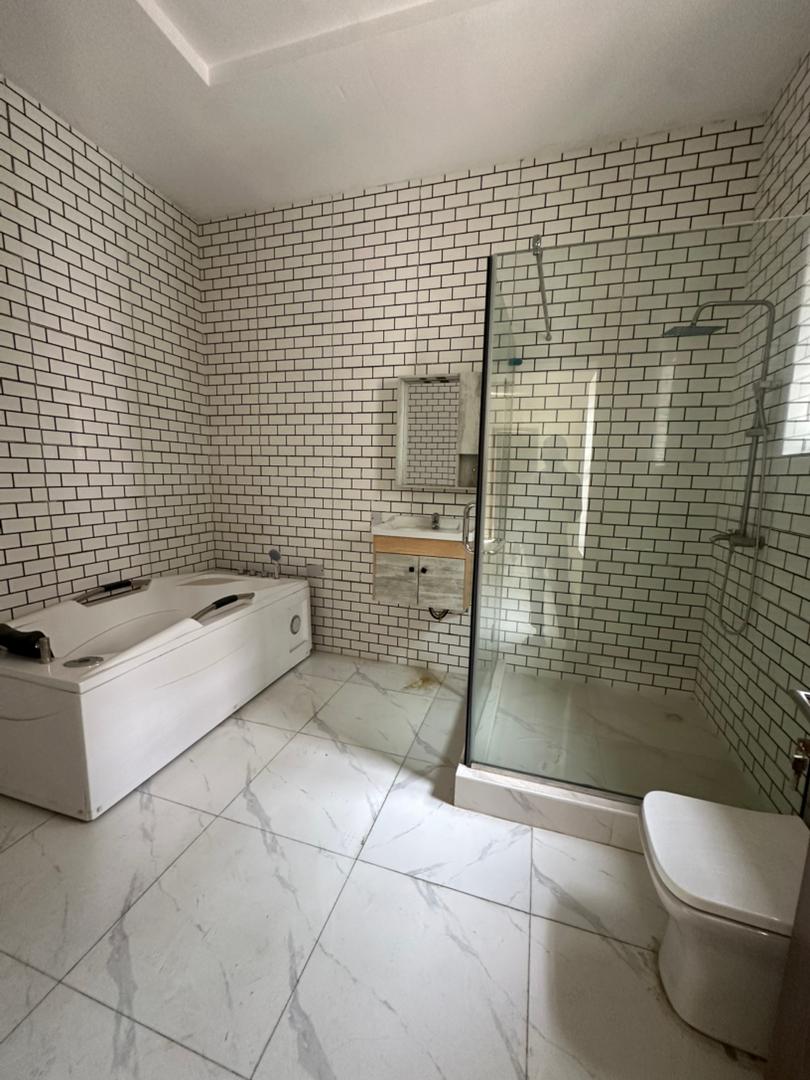 RAPPERmentor's tweet photo. Top Features:

-💧Modern Home
-💧Secured estate
-💧 4 BEDROOM ensuite
-💧Detailed finishings 
-💧Fully Fitted Kitchen with accessories
-💧Modern Day POP Ceiling 
-💧Finished in built closet
-💧 Water heater
-💧 Heat extractor
-💧Jacuzzi 
Facilities include Swimming Pool, and Gym https://t.co/9AzKjscEMv