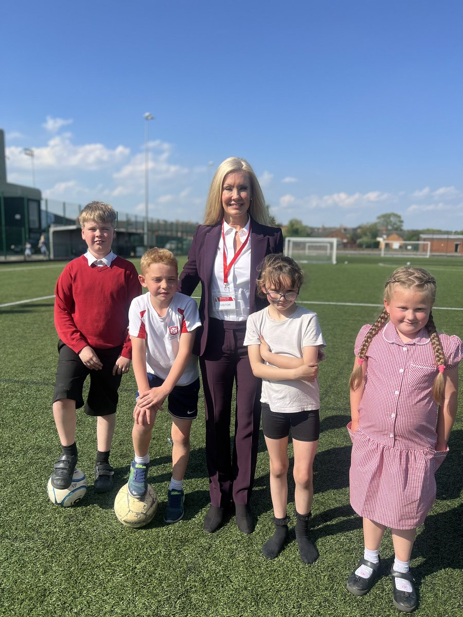Hickerton's tweet image. Yesterday I had the great pleasure of showing @missymarche around Lincoln and @LCityFoundation. We saw BTEC football, Youth Club and After School Club. Fun in the sun - listening to some amazing stories and meeting young fans, staff and volunteers. @LincolnCity_FC @GrahamRossini