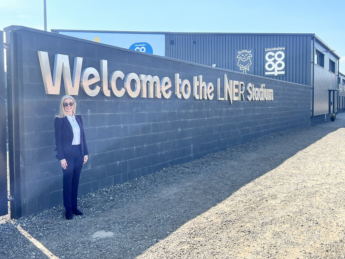 Hickerton's tweet image. Yesterday I had the great pleasure of showing @missymarche around Lincoln and @LCityFoundation. We saw BTEC football, Youth Club and After School Club. Fun in the sun - listening to some amazing stories and meeting young fans, staff and volunteers. @LincolnCity_FC @GrahamRossini