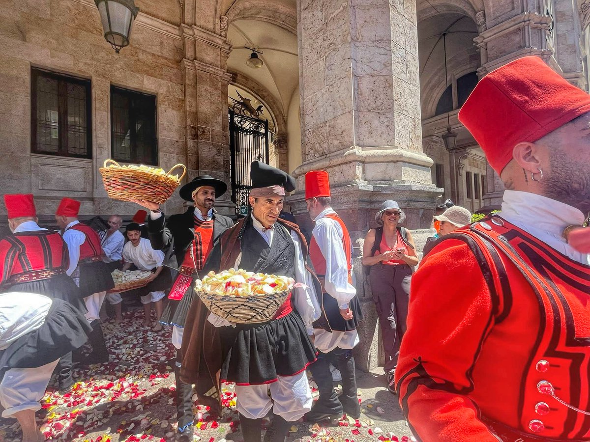 Sa ramadura: il tratto finale della processione in onore di Sant'Efisio (che svolge a #Cagliari il primo maggio da 369 anni) viene ricoparto di #petali di rose rosse, rosa e gialle 
#SantEfisio #SantEfis #SantEfisio2025 #fiori #ramadura #saramadura