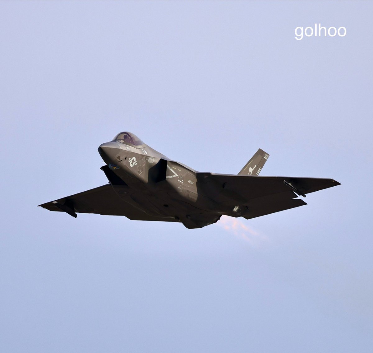 golhoo2's tweet image. 岩国基地　F35BとF35C
やはり、35Cの翼はでかい！
1.2枚目B    3.4枚目C
#岩国基地　#F35B    #F35C
