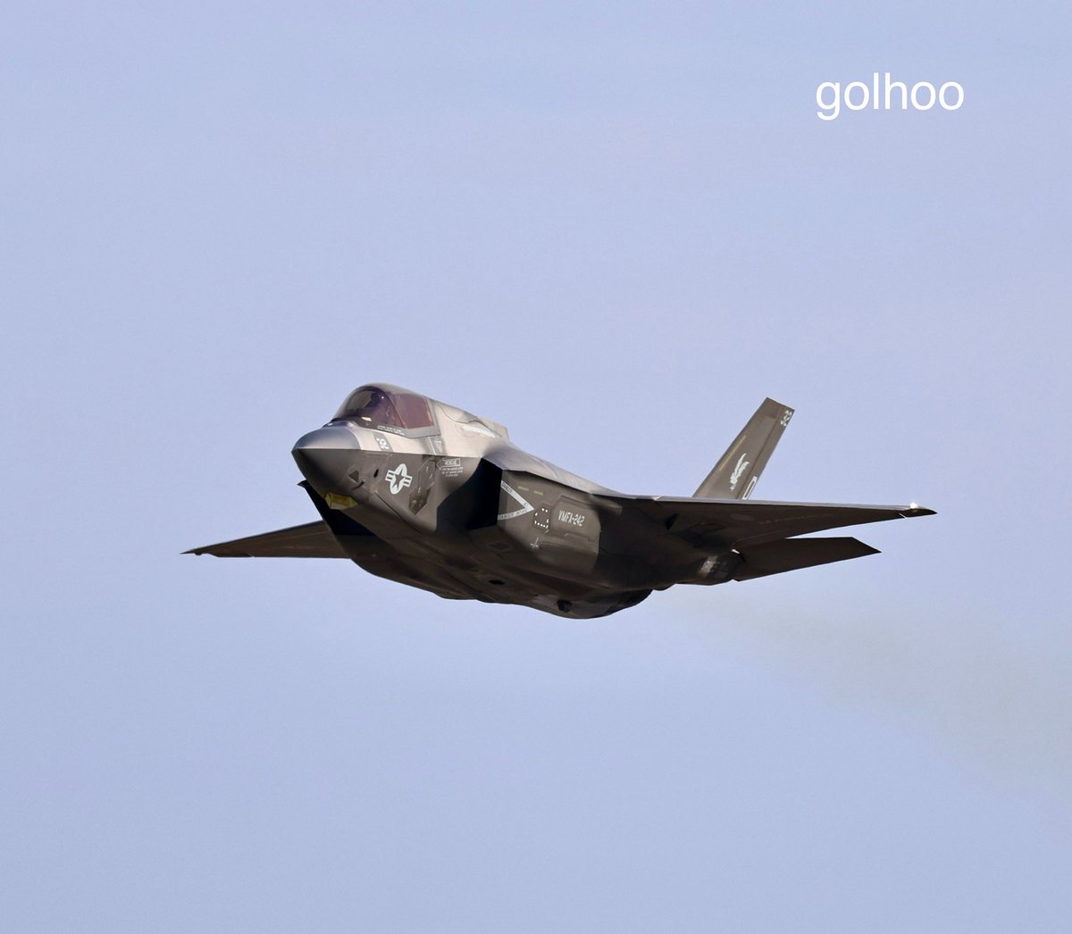 golhoo2's tweet image. 岩国基地　F35BとF35C
やはり、35Cの翼はでかい！
1.2枚目B    3.4枚目C
#岩国基地　#F35B    #F35C