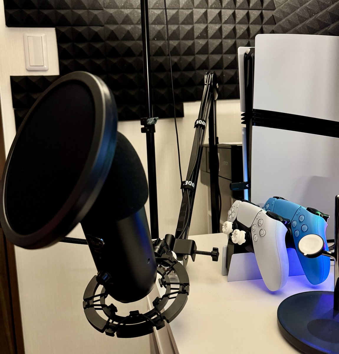 IziGamesInc's tweet photo. Guess who’s back?🔥😎👍
今日の配信楽しみやわ!😆
#blueyetimic #yetimicrophone #blueyeti #bluemicrophone #extrenalmic https://t.co/jfKsJlN1uY