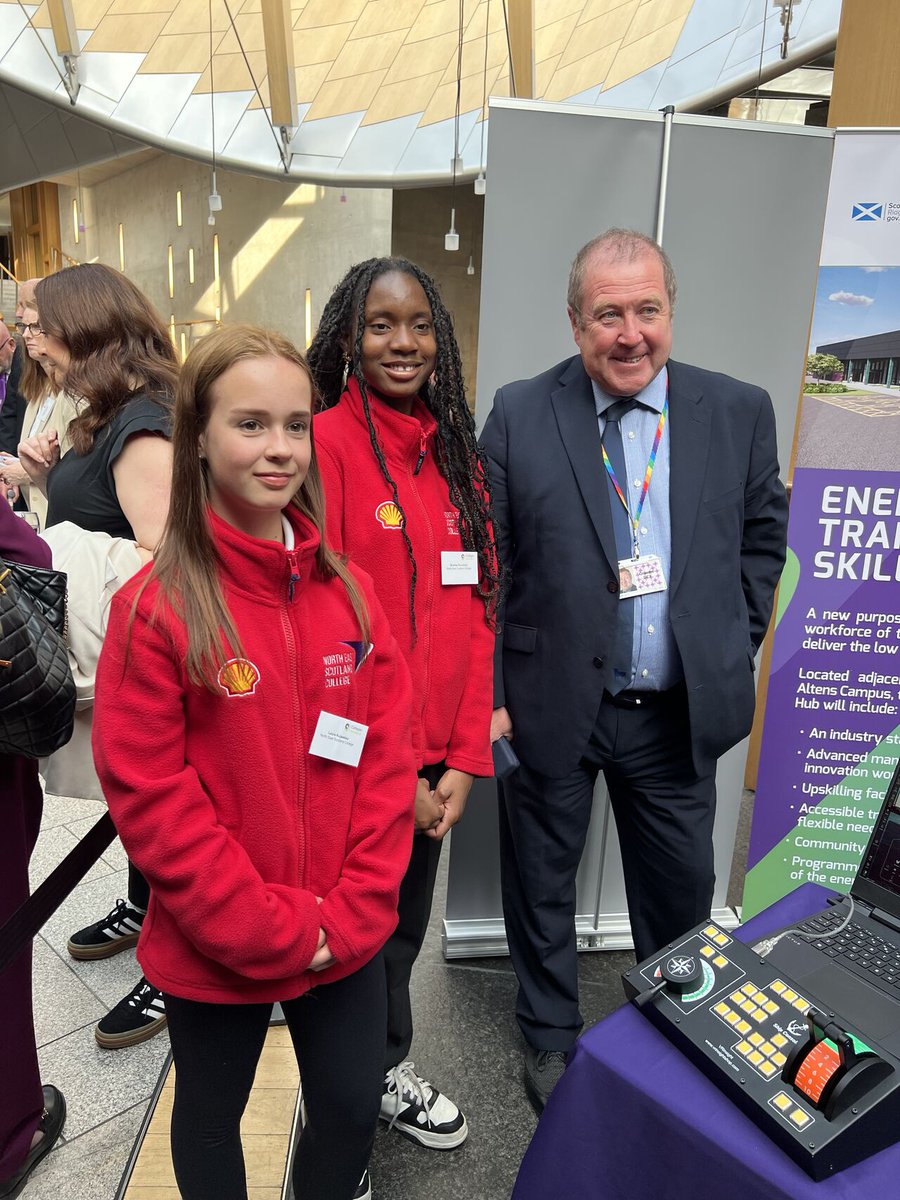 NESCollege's tweet photo. Proud to represent NESCol at @CollegesScot Parliamentary Reception this week! β‘
We showcased green energy innovation with:
- Wind turbine demos
- VR marine simulator
- Robotic dog NESCollie π
Supported by our amazing #GirlsInEnergy pupils π
#NESCol #STEM @scotparl @scotgov https://t.co/fxr2MuemBB