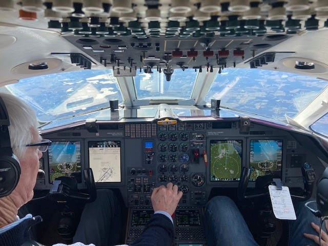 UnivAvionics's tweet image. Fun fact: Last month, 4 Falcon 900Bs received #InSight flight deck upgrades from our authorized dealers nationwide, at various installation stages.
📸 Pictured here: This Falcon 900B taking its first flight at @DuncanAviation - Battle Creek, showing off its newly fitted cockpit.