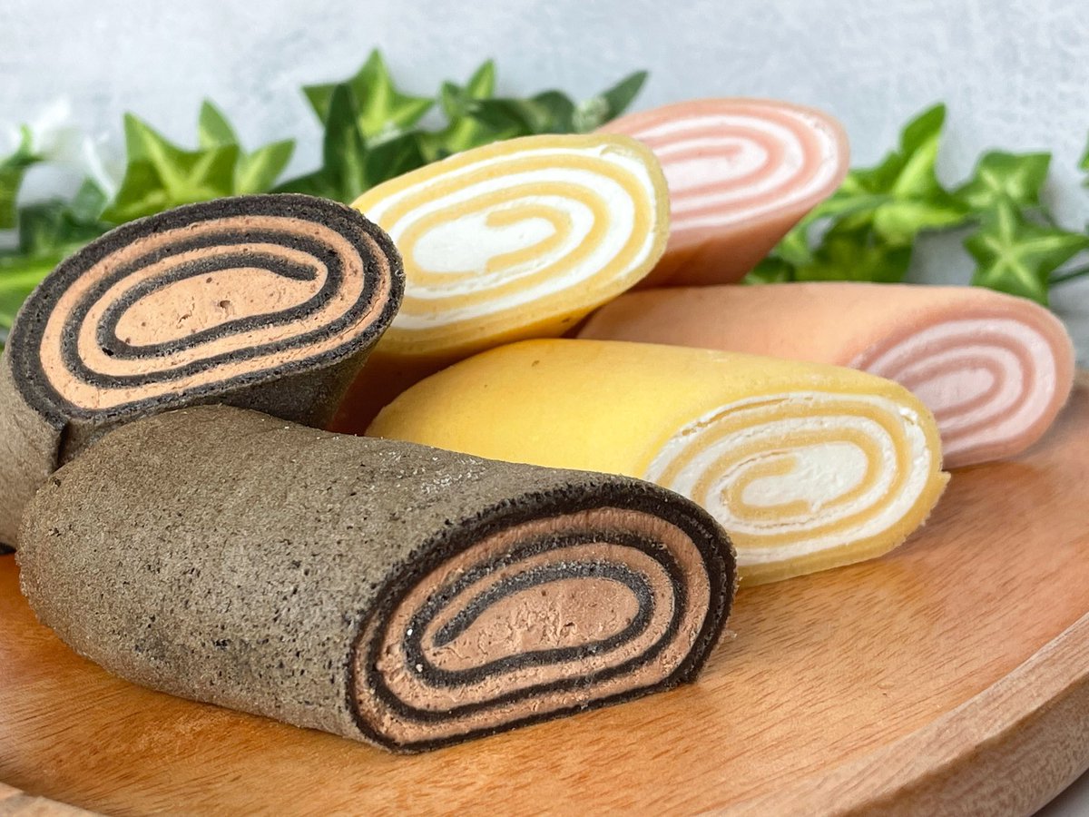 セブンイレブン】3種ミルクレープロール3個入り(429円)。プレーン