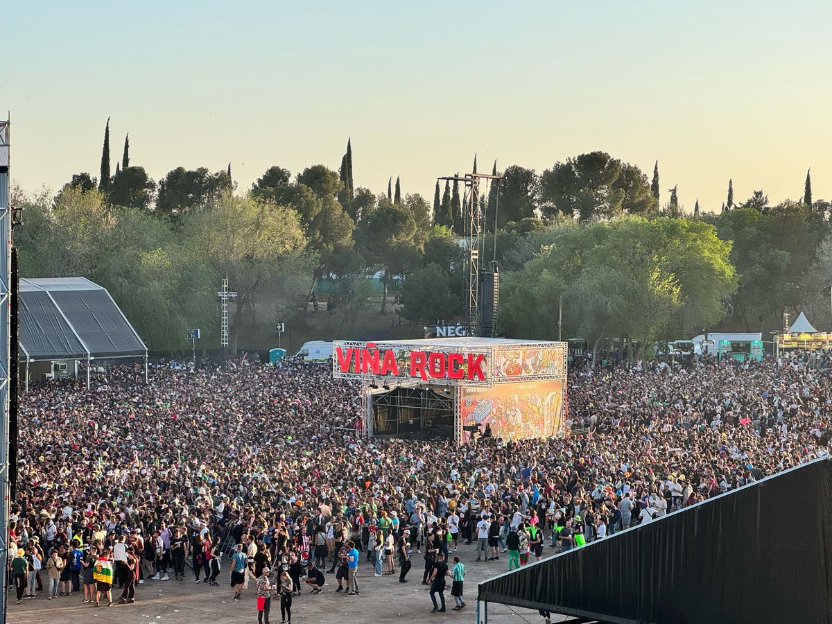 GUETS_CLM's tweet image. Amplio dispositivo por parte de la @GUETS_CLM de @SanidadCLM en el @VinaRockOficial 2025

🚑#SVA #SVAE #SVB 
📞#CECOPAL

Cerca de 250.000 personas, pasarán por los distintos escenarios entre el 1 y el 4 de mayo en el @VinaRockOficial en Villarobledo.

#SomosGUETS