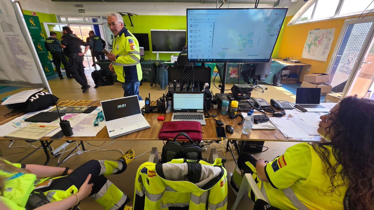 GUETS_CLM's tweet image. Amplio dispositivo por parte de la @GUETS_CLM de @SanidadCLM en el @VinaRockOficial 2025

🚑#SVA #SVAE #SVB 
📞#CECOPAL

Cerca de 250.000 personas, pasarán por los distintos escenarios entre el 1 y el 4 de mayo en el @VinaRockOficial en Villarobledo.

#SomosGUETS