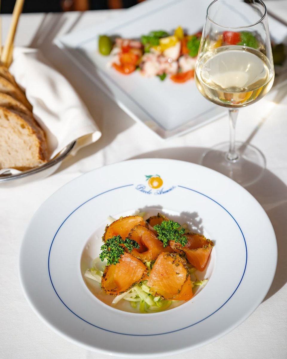 Carpaccio di salmone, un buon bicchiere di bianco ed il pranzo è servito! 🐟🥂

#piccoloarancio #seafood #foodporn #Roma