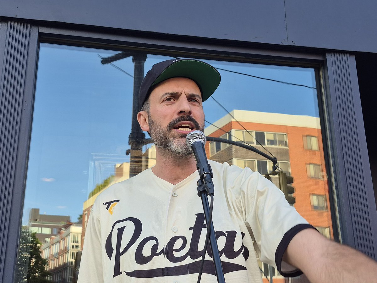 SE BUSCAN POETAS
Spanish/Gallician/English/Multilingual series. Open Mic with guest poets. A meeting point for poets and musicians from all over the world and in all languages Hosted by @marcos_delafuente