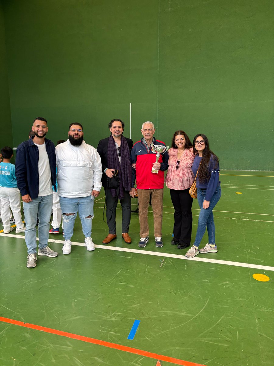 gitanos_org_CYL's tweet photo. ⚾️ Ayer acompañamos con orgullo a Zenón Bermúdez Lobato en un merecido homenaje por su trayectoria en la pelota mano 🏆👏

Ejemplo de esfuerzo y orgullo gitano 💪🔥, Zenón inspira dentro y fuera del deporte ✨

¡Gracias por abrir camino, tío Zenón!
#600AñosPuebloGitano #Salamanca https://t.co/mCd1yekfuw