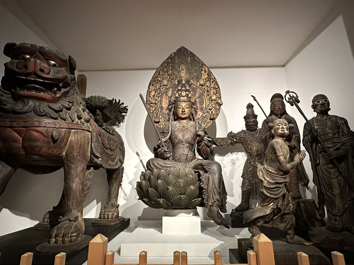 獅子　置物　獅子に乗った観音様 獅子から降りた文殊菩薩】 安倍文殊院では今年の5月末頃より獅子に乗る