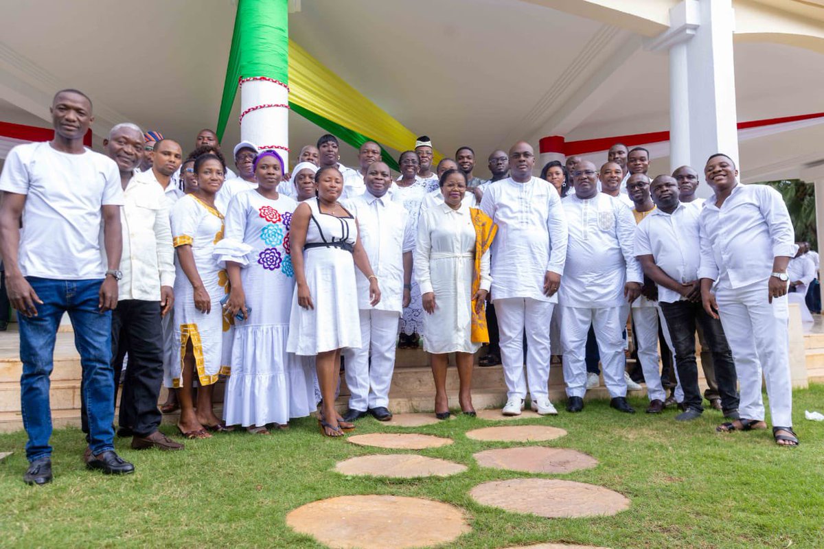 Hier à la Primature nous avons célébré le travail et les valeurs qui sont les piliers de notre institution : passion, engagement, détermination et courage. 

Ce fut l’occasion de reconnaitre les contributions du personnel à nos actions avec un clin d'œil particulier au personnel