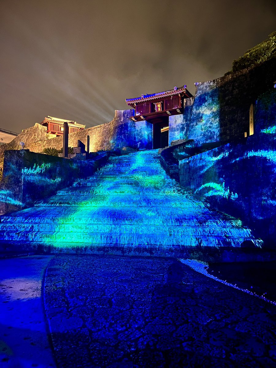 shurijo_castle's tweet photo. 🌌ゴールデンウィークは"夜の首里
城"へ！🏯
【夜首里城～5月11日まで開催中】
🗓️期間：5月11日（土）まで毎晩開催
📷美しいフォトスポットも満載！
👥ファミリーや友人、カップルでの夜のお出かけにぴったり
🔗主催、お問い合わせ先
　https://t.co/LIT5Gi9aAL https://t.co/fTdmtHMWbC