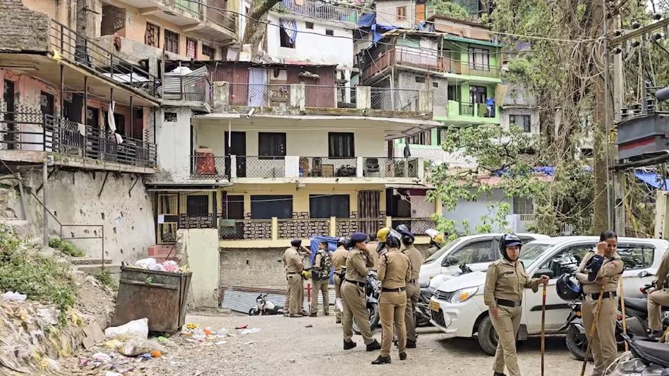 hindupost's tweet photo. Judiciary gives relief to child rapist Md. Usman (76) who raped a minor Hindu girl for 3 months in Nainital

Demolition of an illegal house built by Usman stopped by HC Chief Justice Guhanathan Narendar,after appeal by Usman's HINO lawyer Kartikeya Gupta

https://t.co/t9dW4OfVVa