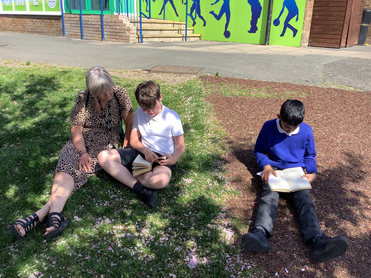 ReinwoodJuniors's tweet image. 5D have enjoyed reading in the shade this week…
#RJSReading
#RJS5D