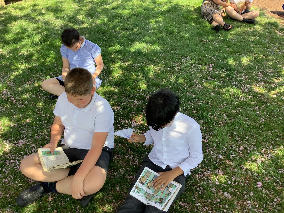 ReinwoodJuniors's tweet image. 5D have enjoyed reading in the shade this week…
#RJSReading
#RJS5D