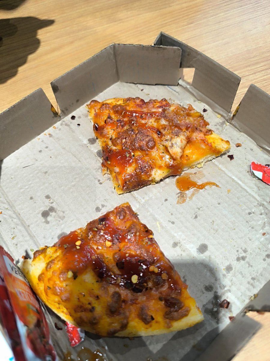 AnkitGa70316784's tweet photo. @dominos_india @dominos pizza of 120 can you pls what is this ,one bread only and some cheese on pizza for 120rs ???????? https://t.co/hNnljyhAAB