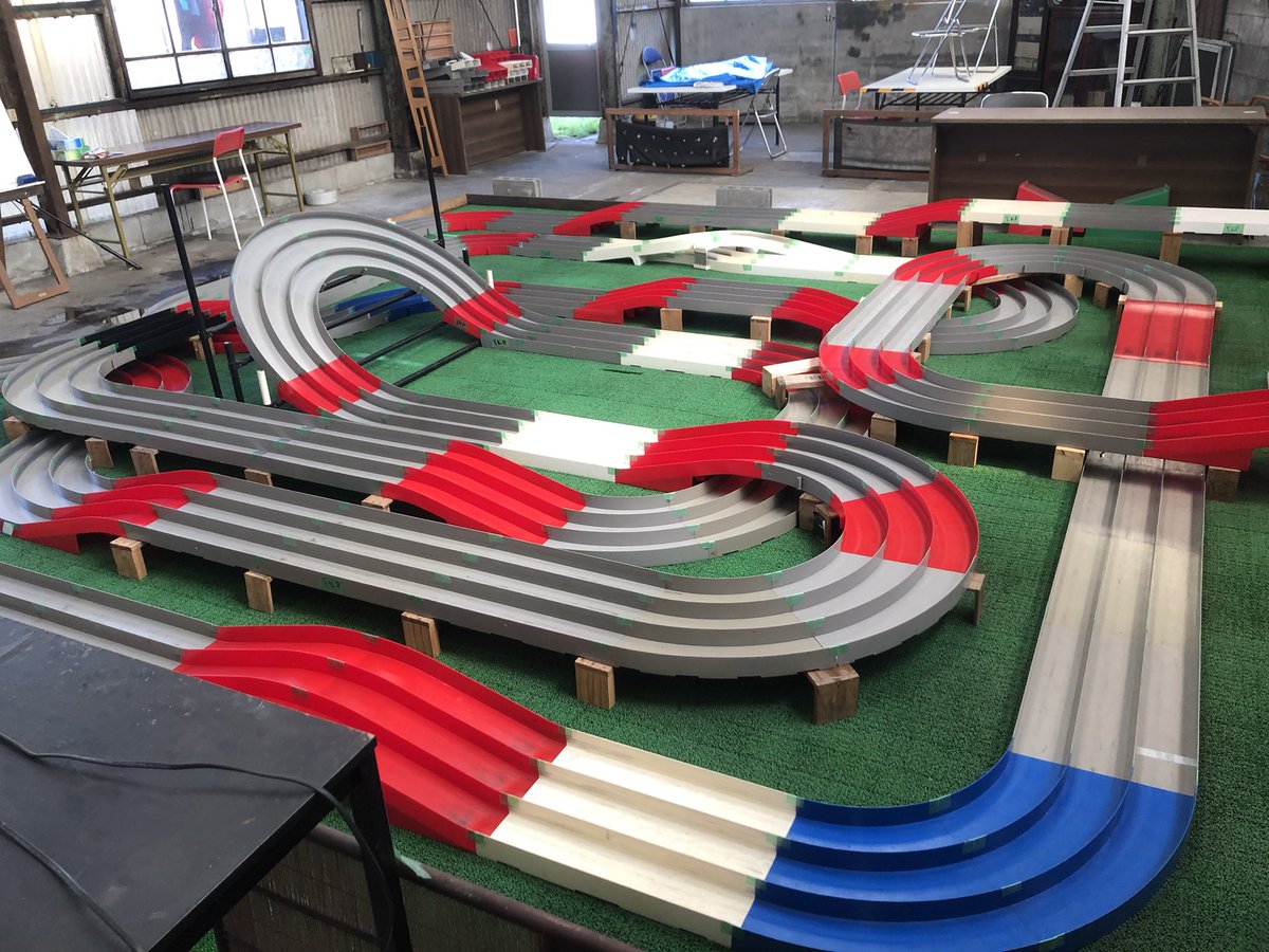 積み四駆、罪四駆
本業のお客さんに(ミニ四駆の)ショップもやってるんですか？ってよく聞かれます。たまにレースも開催してます😀
＃積み四駆な奴ら２