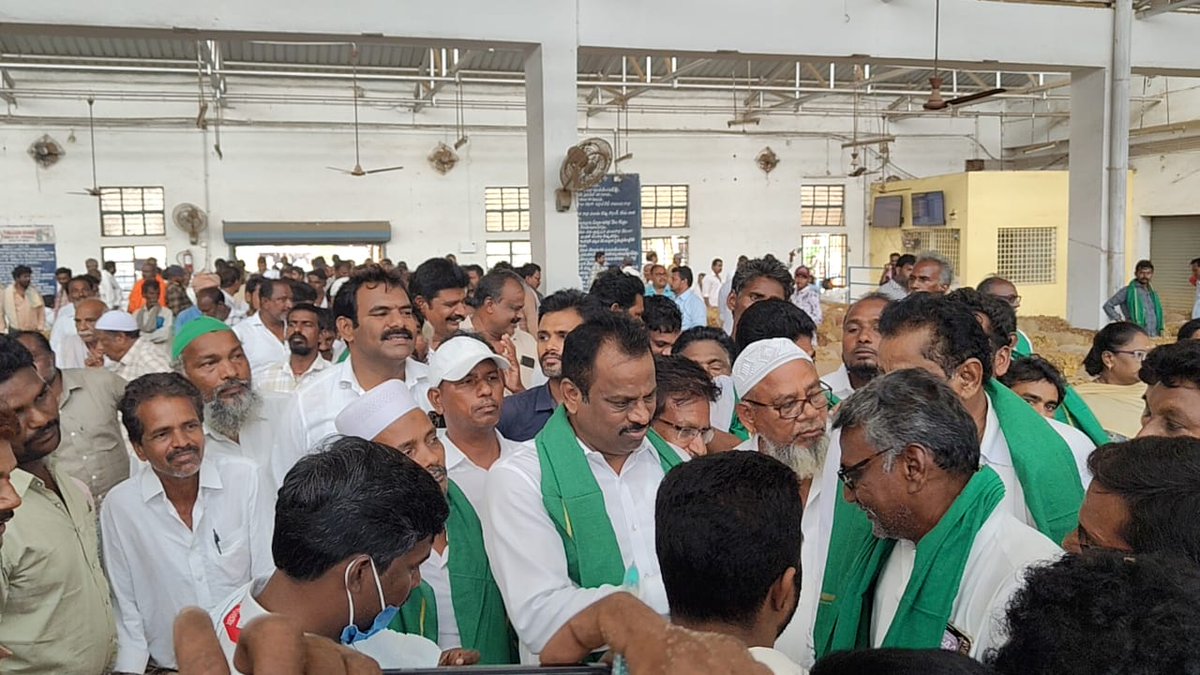 burraMadhuu's tweet image. నేడు కందుకూరు పొగాకు బోర్డును సందర్శించి పొగాకు రైతుల సమస్యలు అడిగి తెలుసుకొని అనంతరం బోర్డు అధికారి వినతిపత్రం ఇచ్చి  , మీడియా సమావేశం లో...
#saveformer
#ysjaganmohanreddy