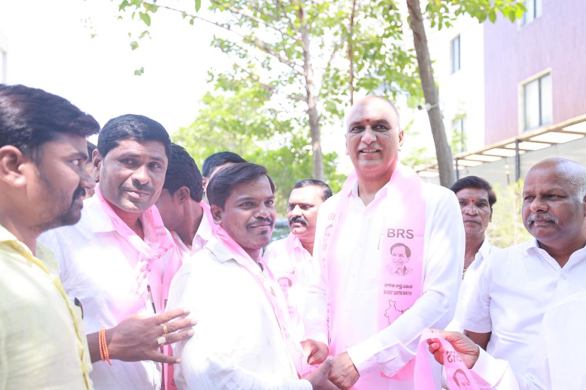 HarishRaoOffice's tweet photo. జహీరాబాద్ నియోజకవర్గ బీజేపీ నేతలు, కార్యకర్తలు 50 మంది మాజీ మంత్రి @BRSHarish గారి సమక్షంలో బీఆర్‌ఎస్‌లో చేరిక

జహీరాబాద్ న్యాలకల్ మండల్ రత్నపూర్ గ్రామం నుండి 50 మంది బీజేపీ నాయకులు, కార్యకర్తలు హైదరాబాద్ లో ఎమ్మెల్యే మాణిక్ రావు గారి ఆధ్వర్యంలో, మాజీ మంత్రి హరీశ్ రావు గారి సమక్షంలో బీఆర్‌ఎస్ పార్టీలో చేరారు. 

బీజేపీకి నుండి బీఆర్‌ఎస్ లో చేరిన మాజీ ఎంపీటీసీ దేశీటి  పటేల్, రవి కుమార్, మాజీ సర్పంచ్, సీనియర్ నాయకులు తుకారాం, భాస్వరం, సంగశీటి, సంజీవ్, అమృత్  బీఆర్‌ఎస్‌లో చేరారు. వారిని హరీష్ రావు గారు బీఆర్‌ఎస్ కండువా కప్పి పార్టీలోకి సాదరంగా ఆహ్వానించారు. 

ఈ కార్యక్రమంలో డీసీఎంఎస్ ఛైర్మన్ శివకుమార్, బీఆర్‌ఎస్ స్థానిక నాయకులు పాల్గొన్నారు.

ఈ సందర్భంగా హరీశ్ రావు గారు మాట్లాడుతూ..

తెలంగాణను బీజేపీ ప్రభుత్వం పూర్తిగా విస్మరించింది. తెలంగాణకు అన్యాయం తప్ప ఏం చేయలేదు. 

మరోవైపు రాష్ట్రంలో కాంగ్రెస్ ప్రభుత్వం విఫలమైంది. 

బీఆర్ఎస్ ప్రారంభించిన బసవేశ్వర సంగమేశ్వర ప్రాజెక్టు ను కాంగ్రెస్ ప్రభుత్వం పూర్తిగా పక్కన పెట్టింది. 

జహీరాబాద్ నియోజకవర్గానికి అన్యాయం చేసింది కాంగ్రెస్ పార్టీ. 

సంగారెడ్డి జిల్లా అభివృద్ధిని కాంగ్రెస్ నిర్లక్ష్యం చేస్తోంది. 

సంగమేశ్వర ప్రాజెక్టు పూర్తయితే జిల్లా మొత్తం సాగు నీటితో సస్య శ్యామలం అవుతుంది. 

బసవేశ్వర ప్రాజెక్టు పూర్తి చేయడానికి బీఆర్ఎస్ పోరాటం చేస్తుంది. 

తాగు, సాగు నీరు కోసం ప్రజలు తీవ్ర ఇబ్బందులు పడుతున్నారు. 

బీఆర్‌ఎస్ ఉన్నపుడు వచ్చిన నీళ్ళు ఇప్పుడు ఎందుకు రావడం లేదు. 

పాలనా వైఫల్యం, కాంగ్రెస్ నిర్లక్షం ప్రజలకు శాపంగా మారింది. ప్రజలకు కాంగ్రెస్ మోసం తెలిసిపోయింది. 

మళ్ళీ వచ్చేది బీఆర్ఎస్ ప్రభుత్వమే. తెలంగాణ అభివృద్ధి బీఆర్ఎస్ తోనే సాధ్యం అవుతుంది.