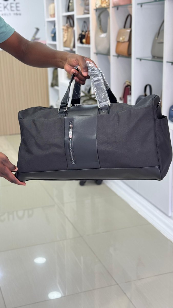 Shopkipekee's tweet photo. Meet the SKROSS Alpha Holdall Duffel: the perfect travel and gym companion for jetsetters. With a roomy main compartment, two front pockets, and a shoe section, it's ideal for business trips or gym days. 
Ksh.9200
📍 Westfield Mall Shop B68
📲 0799 488 404 to order https://t.co/4pFpsdgKaX