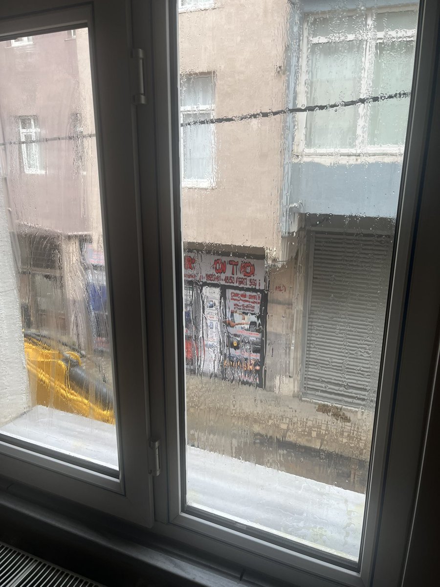 MERAYDEMR13's tweet photo. @iskignmudurlugu @IBBcozummerkezi  halk olarak pisliğinizi temizlemek zorunda değiliz gelin camlarımdan pisliğinizi temizleyin. Başvuru yapmak için o kadar yere yönlendirdinizki artık yeter büyük şehir ilçeye ilçe iskiye yönlendiriyor alt tarafı bir kaç pencereden …. https://t.co/8EKz552D7O