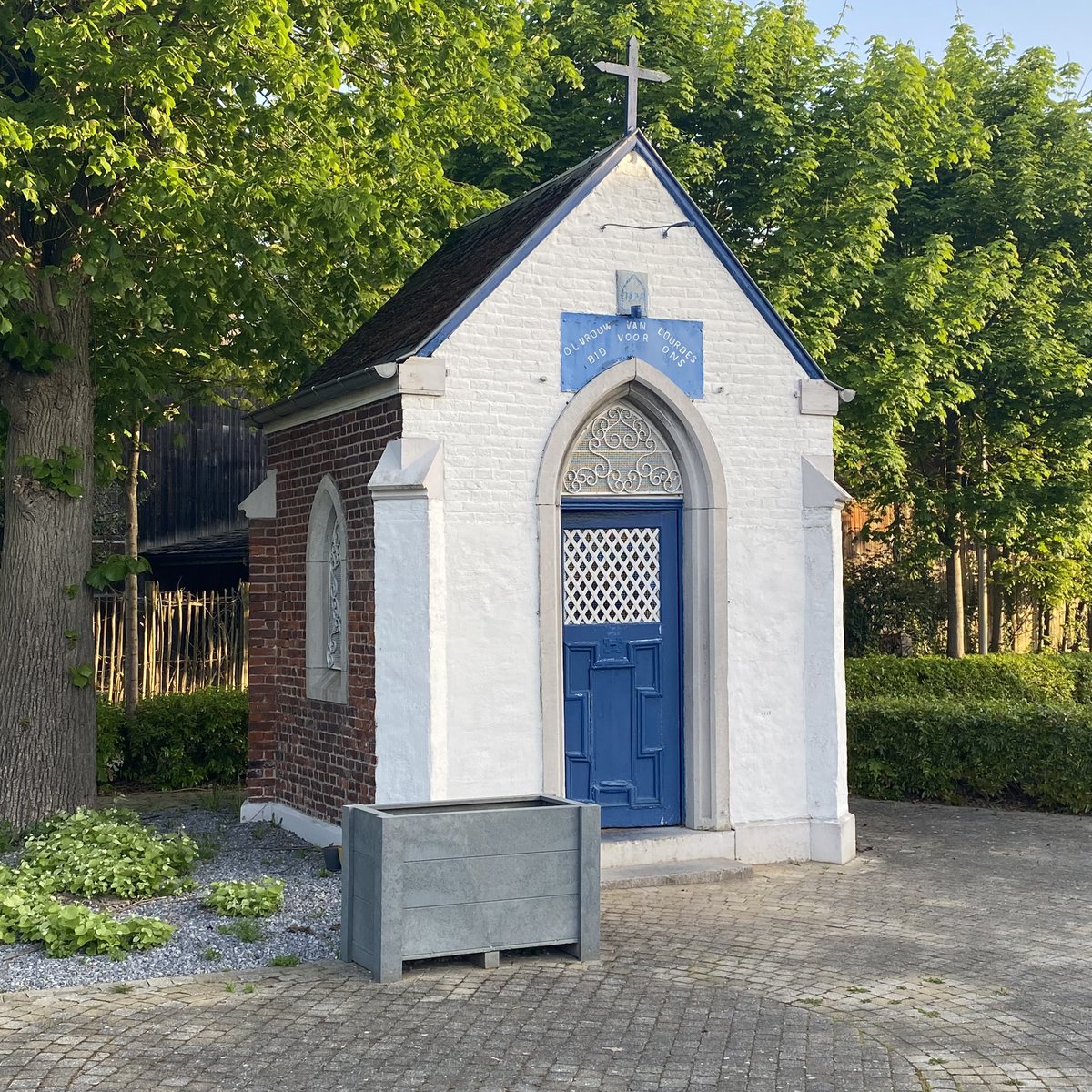 G27Marco's tweet image. Autre chemin de balade ce matin! #heers #flandres #belgique #maison #enseigne #jardin #statue Tout est propret ! Pas un poil ne depasse ! 2
