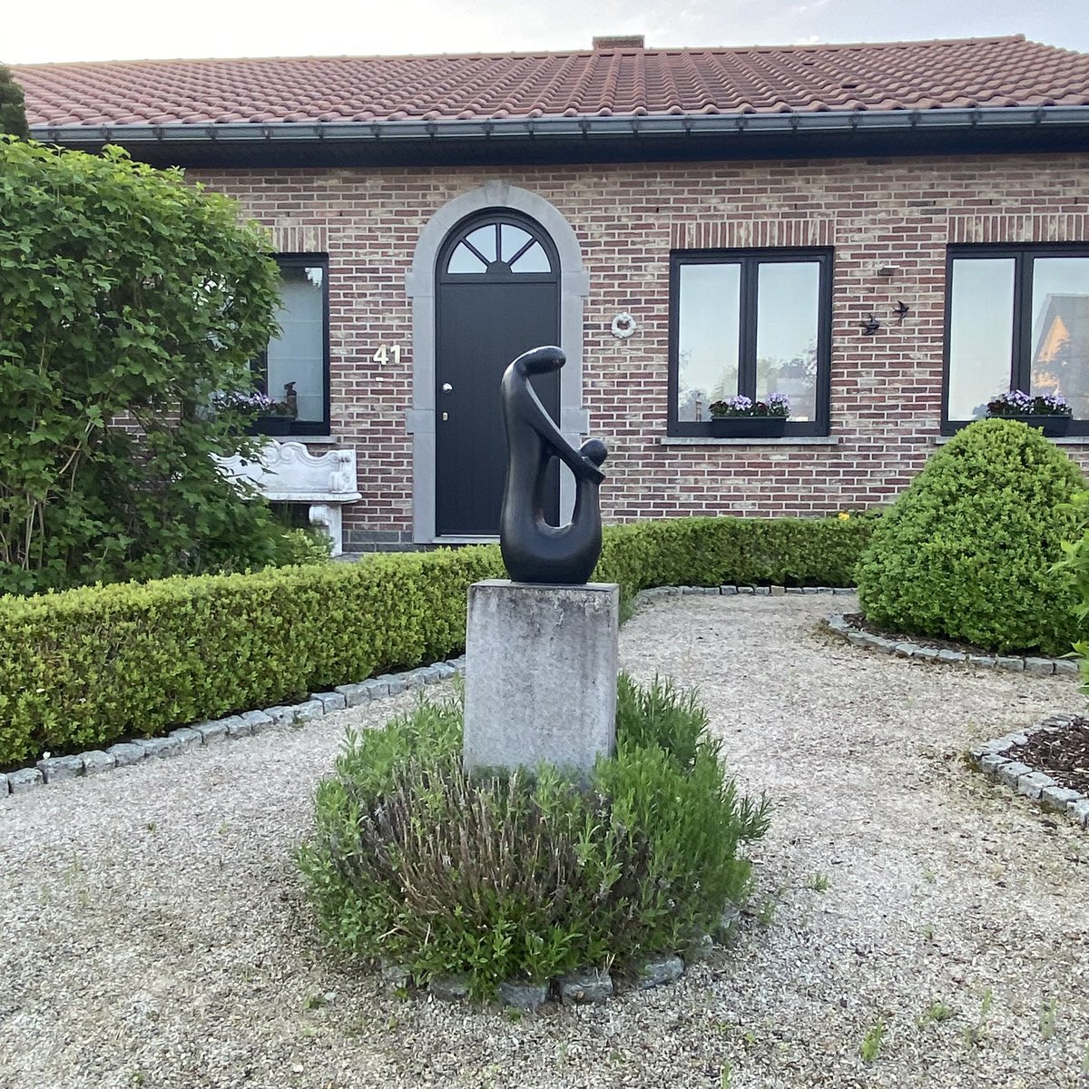 G27Marco's tweet image. Autre chemin de balade ce matin! #heers #flandres #belgique #maison #enseigne #jardin #statue Tout est propret ! Pas un poil ne depasse ! 2