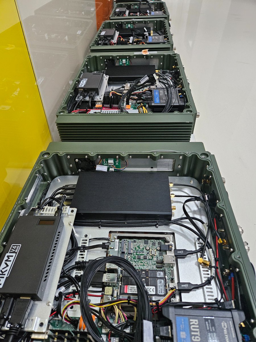 If you have no more Space in the Factory😅
Massive orders for our rugged remote SPECTRAN V6 #RF monitoring &amp; decoding stations. More to come soon!
#Aaronia #SigInt #SDR #SpectrumAnalyzer