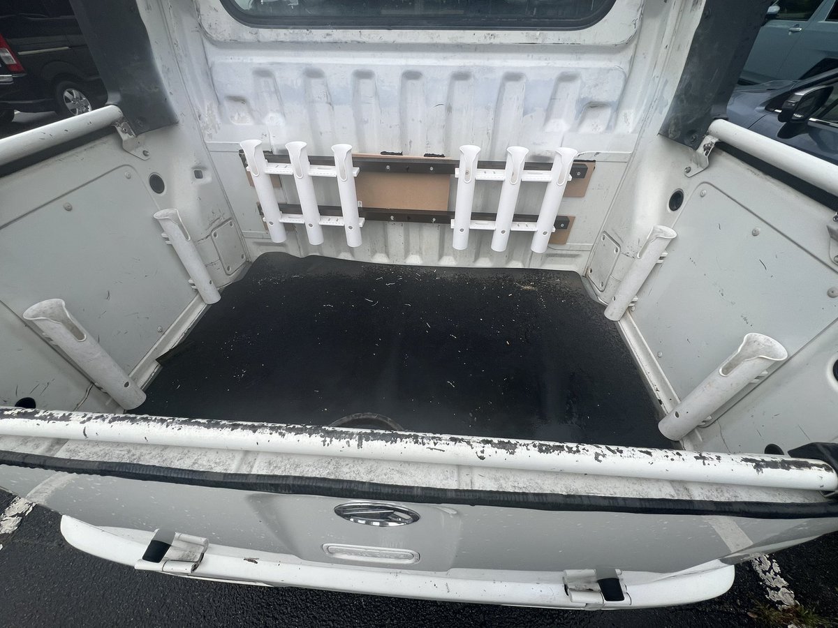 釣用車ですが、ロッド10本まで積める用に
してもらいました。
狭い所もコレで😆
3速ATなんでスピード出せませんが。
60キロでエンジンうなってます。