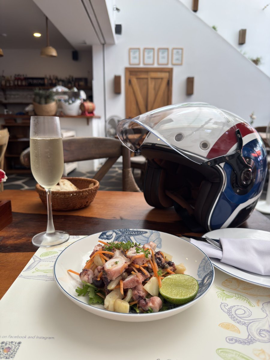 Папещеки, у меня для вас три новости:
- нашел в нячанге где подают просекко по бокалам
- купил второй шлем что бы в Москве катать девчулек, а иначе там не дают
- все еще наслаждаюсь местной кухней из морепродуктов, которая тут стоит копейки. 
Азия любить.