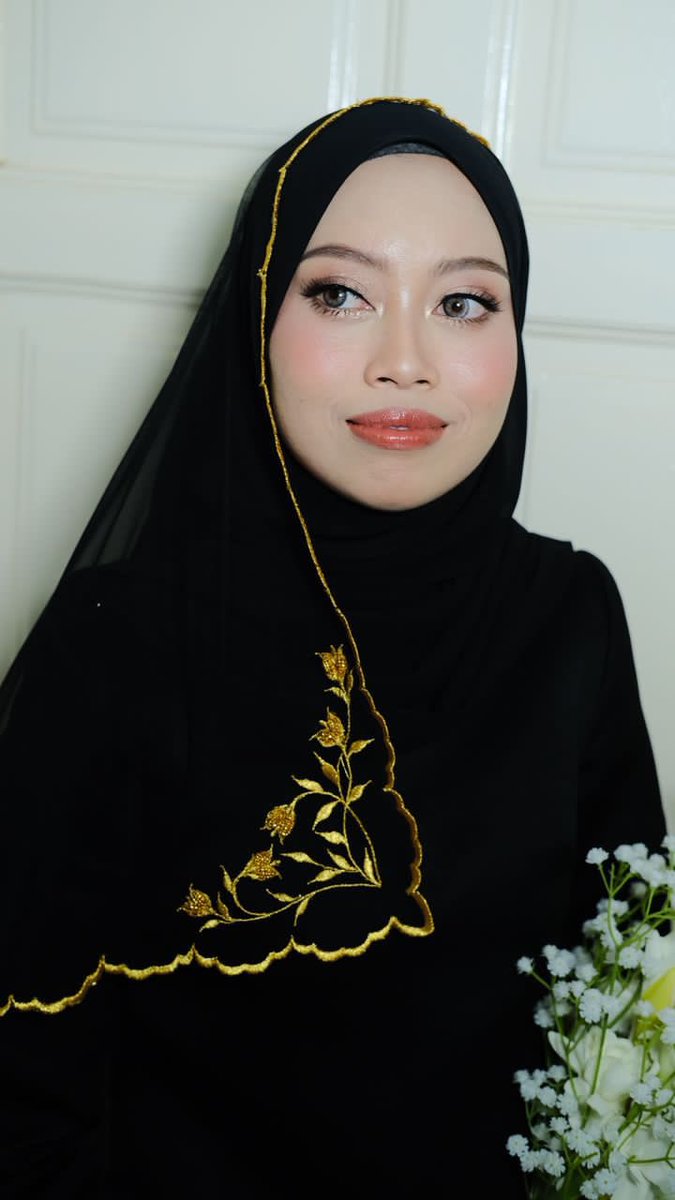 suha_azimi's tweet photo. @banoffee_e I kawen kat rumah. Mmg panas takde aircond, cuaca terik, tapi makeup stay sampai maghrib https://t.co/8i2sx8zJrY