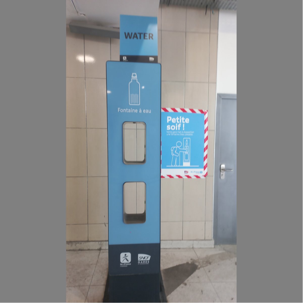 Installer des fontaines à eau dans les gares, c’est bien. Mais respecter l’affichage légal en français, c’est obligatoire. N’est-ce pas <a href="/ConnectGares/">SNCF Gares & Connexions</a> ! 
Qu’en pense <a href="/Francophonie9/">Francophonie Avenir</a> ?
