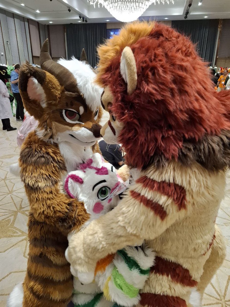 帕德和狄特很好香~♡
😤😤😤

🌈 : <a href="/MungMingTiger/">MungMingTiger ➡️ BKB2025</a> 
🦁 : <a href="/PaderLion_Fur/">PaderLion🔜UTFG 2025</a>
🐺 : <a href="/silverfire1014/">普勞德 狄特 Deater ➡️ UTFG</a>

📷 : <a href="/Hunkuma_TH/">Hunkuma 🐻🦅</a> <a href="/hunkuma_fur/">🐻Hunkuma & Mido🦅 🔜🇹🇭SiamPaws</a>

#Furry #Fursuit
#FursuitFriday