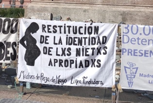 Corriente_Fpds's tweet photo. Hace 48 años, el 30 de abril de 1977, un grupo de mujeres inició una marcha en la Plaza de Mayo. Buscaban a sus hijxs desaparecidxs por la dictadura. Les prohibían hablar. Les decían locas. Transformaron su dolor en organización y con valentía enfrentaron a los genocidas. https://t.co/9L59FXfARx